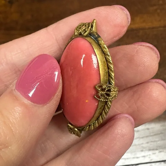 Vintage pink coral oval stone brooch set in gold tone hardware Czech - Picture 4 of 13